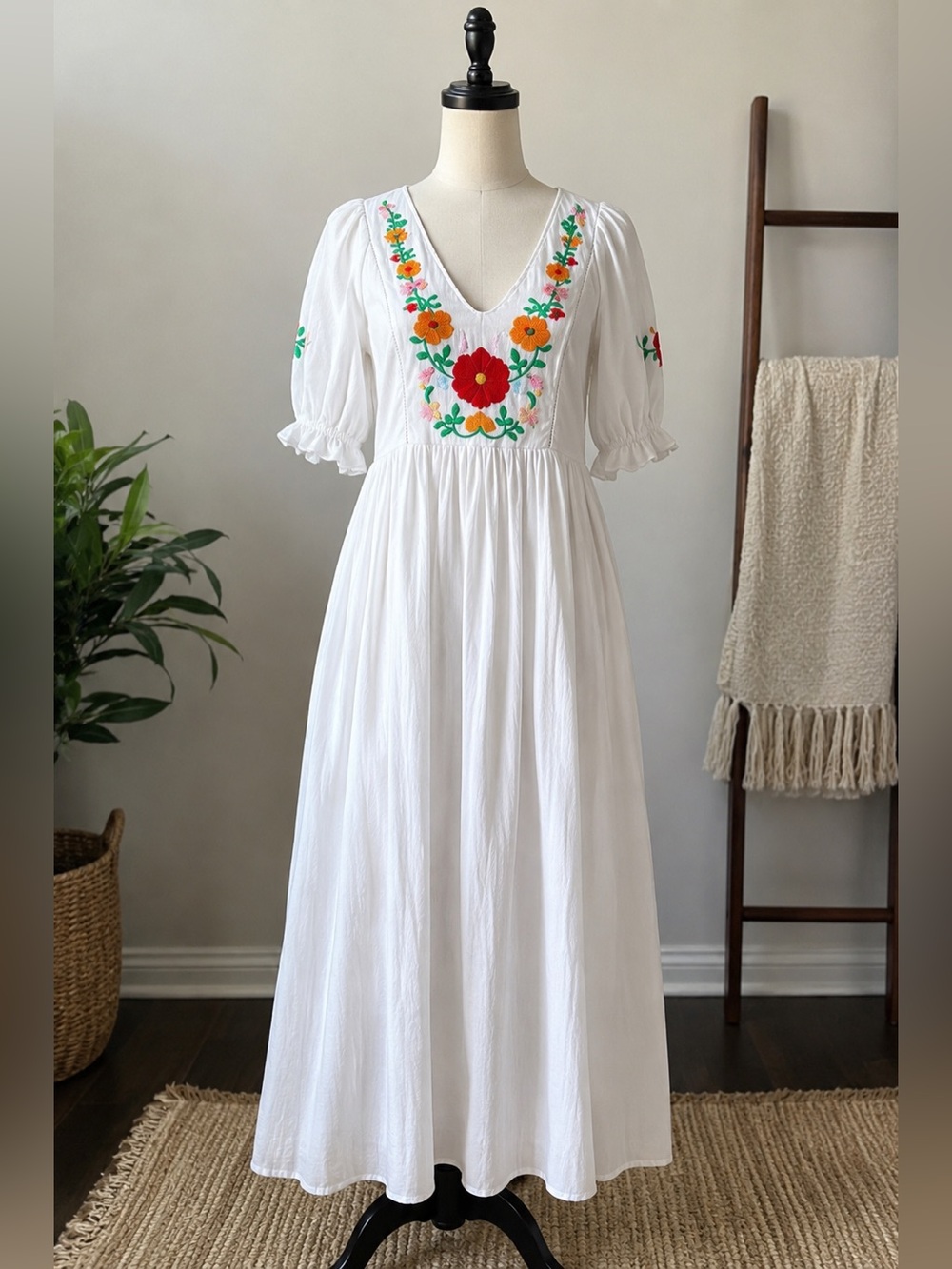 Urban Outfitters White Embroidered Boho Maxi Dress Floral Smocked 100% Cotton - Picture 8 of 16